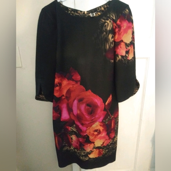 Woman's dress - Picture 1 of 2